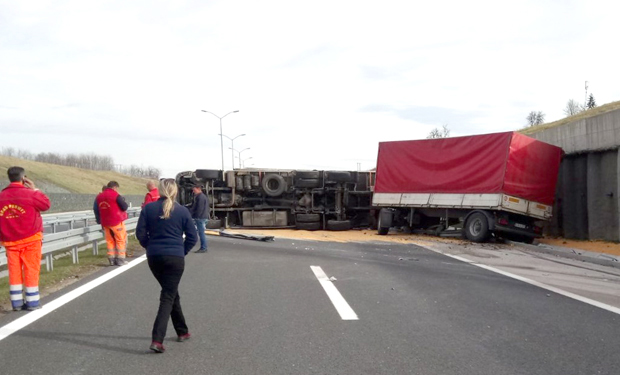 Након превртања теретњака са кукурузом ОДБЛОКИРАН седмочасовни застој на ауто-путу “9. јануар” (ФОТО)